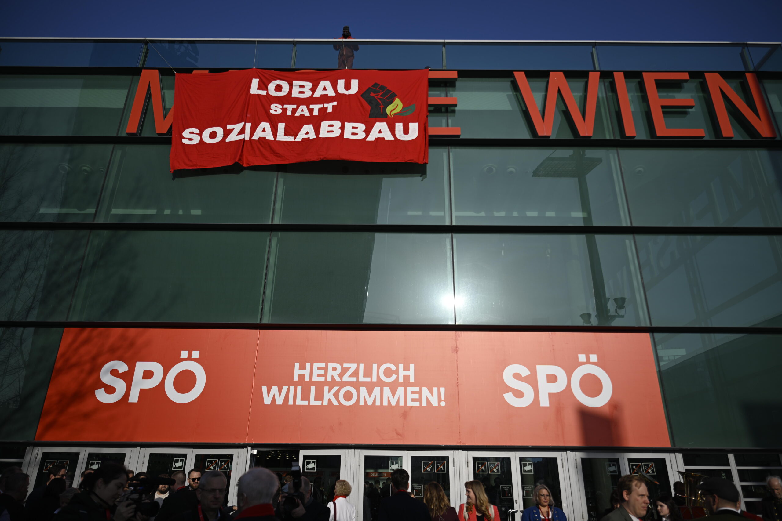 Breite Proteste mit Bannerdrop stören SPÖ-Parteitag